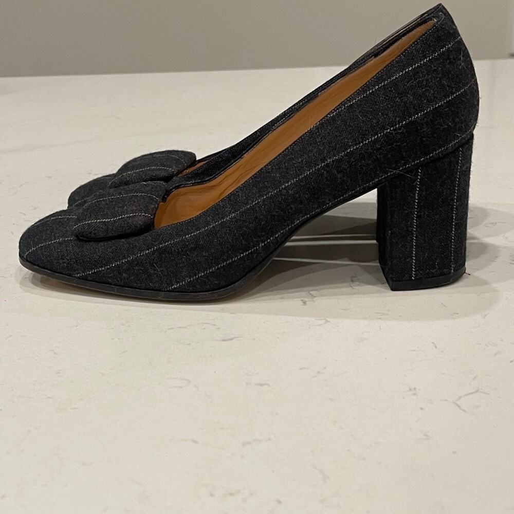 BOTTEGA VENETA GRAY STRIPED PUMPS SIZE 7.5
